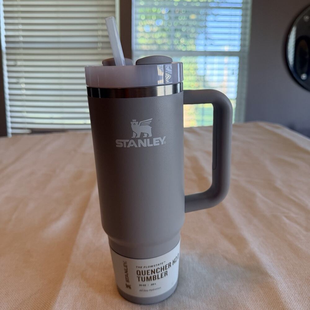 Stanley The Flowstate Quencher H2.0 30 oz Tumbler Ash ,BPA Free NEW